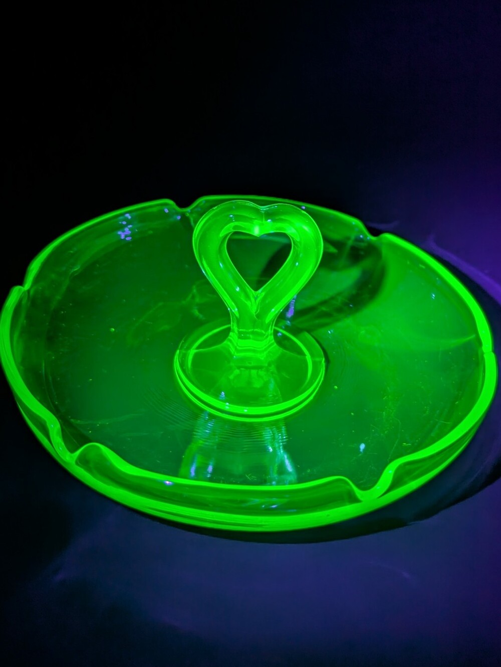 Vtg Uranium Ashtray Trinket Dish Heart Handle Tray Green Glass UV Glows